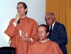 Bro. Bimalananda e Bro. Bhavananda juntamente com o Dr. Lara